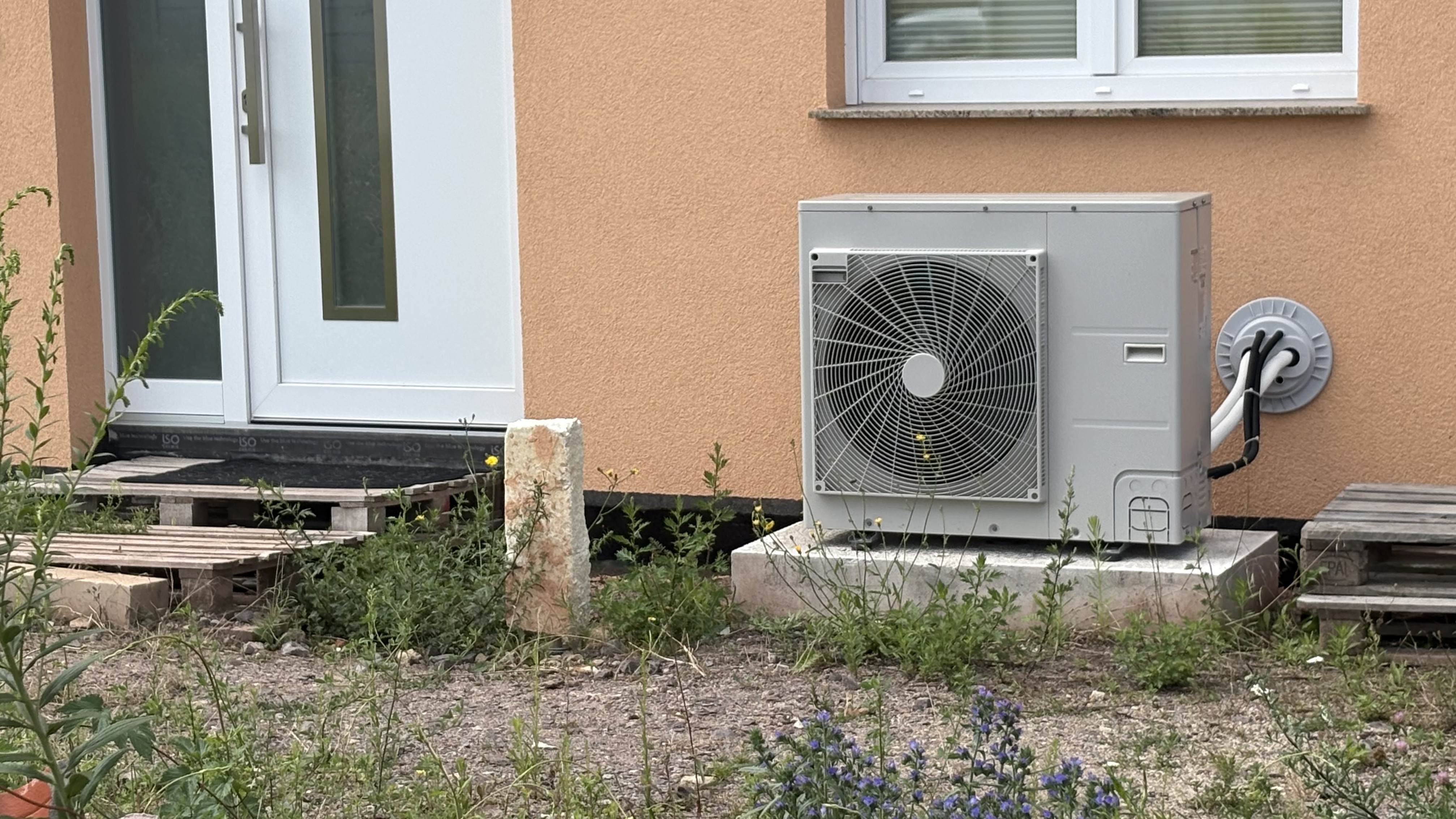 Abb. 1: Vorort-Montage einer monolithischen Luft-Wasser-Wärmepumpe in einem Wohngebiet in Chemnitz.