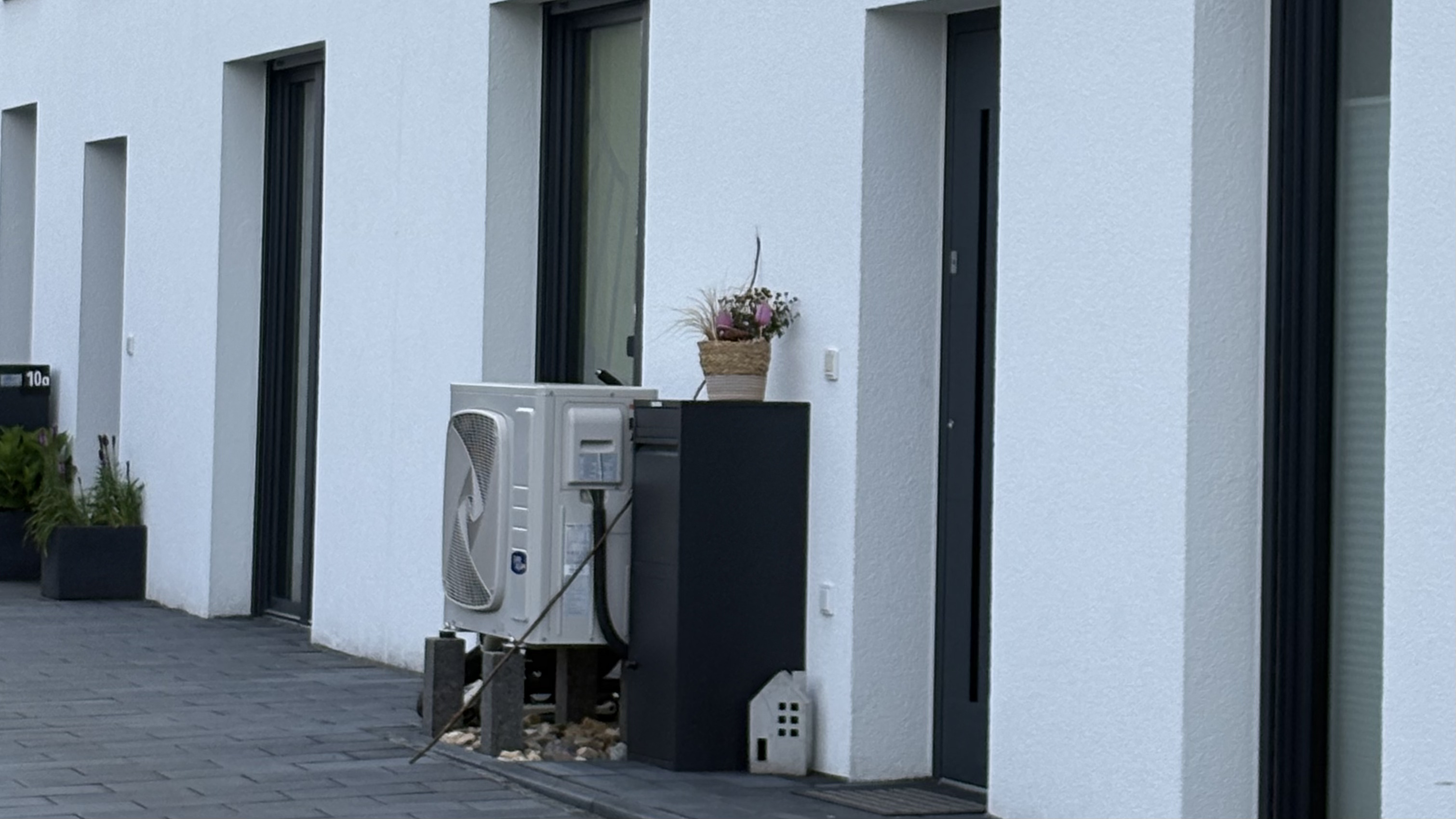 Abb. 1: Vorort-Montage einer monolithischen Luft-Wasser-Wärmepumpe in einem Wohngebiet in Warstein.