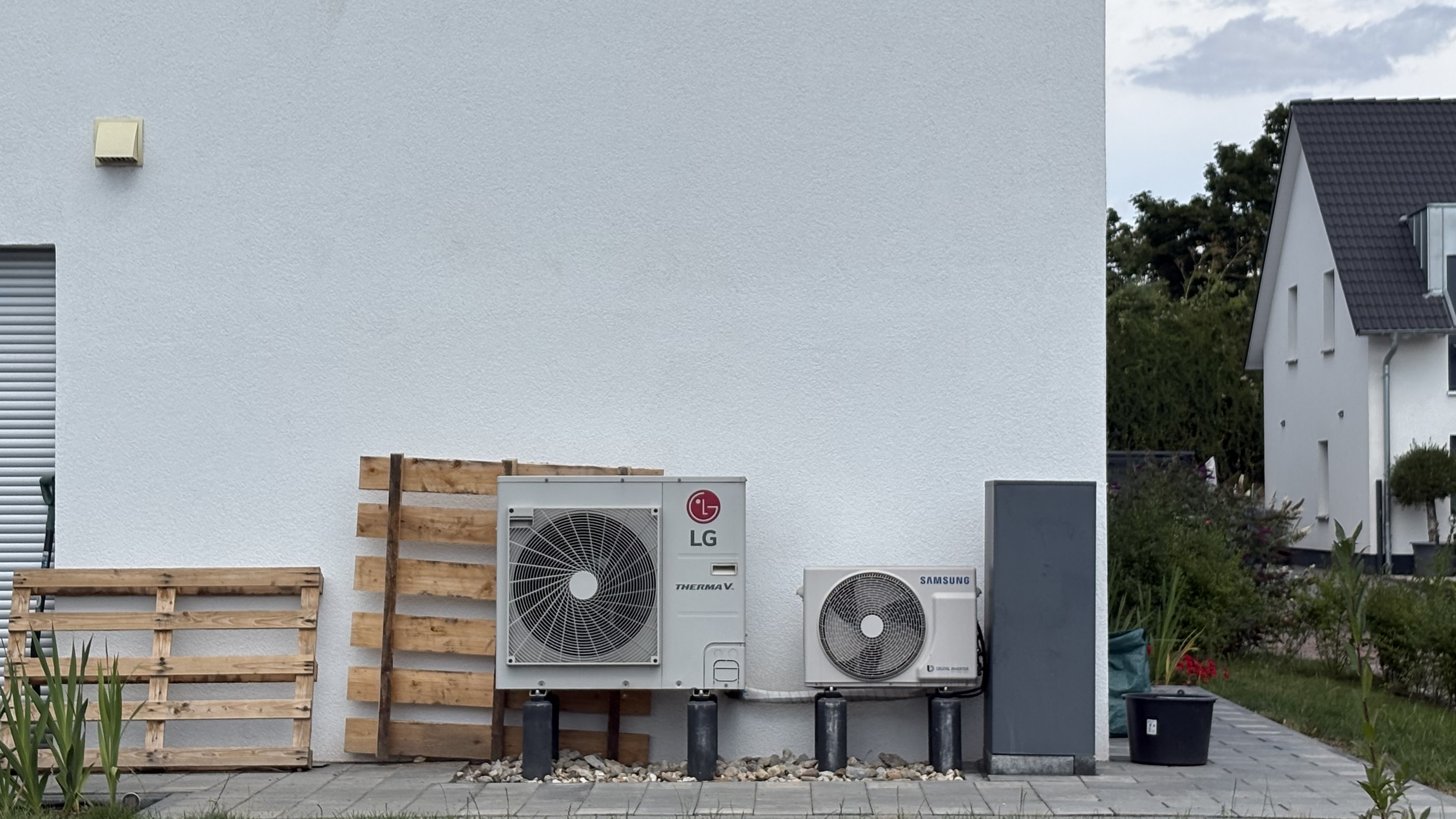 Abb. 1: Vorort-Montage einer monolithischen Luft-Wasser-Wärmepumpe in einem Wohngebiet in Rödermark.