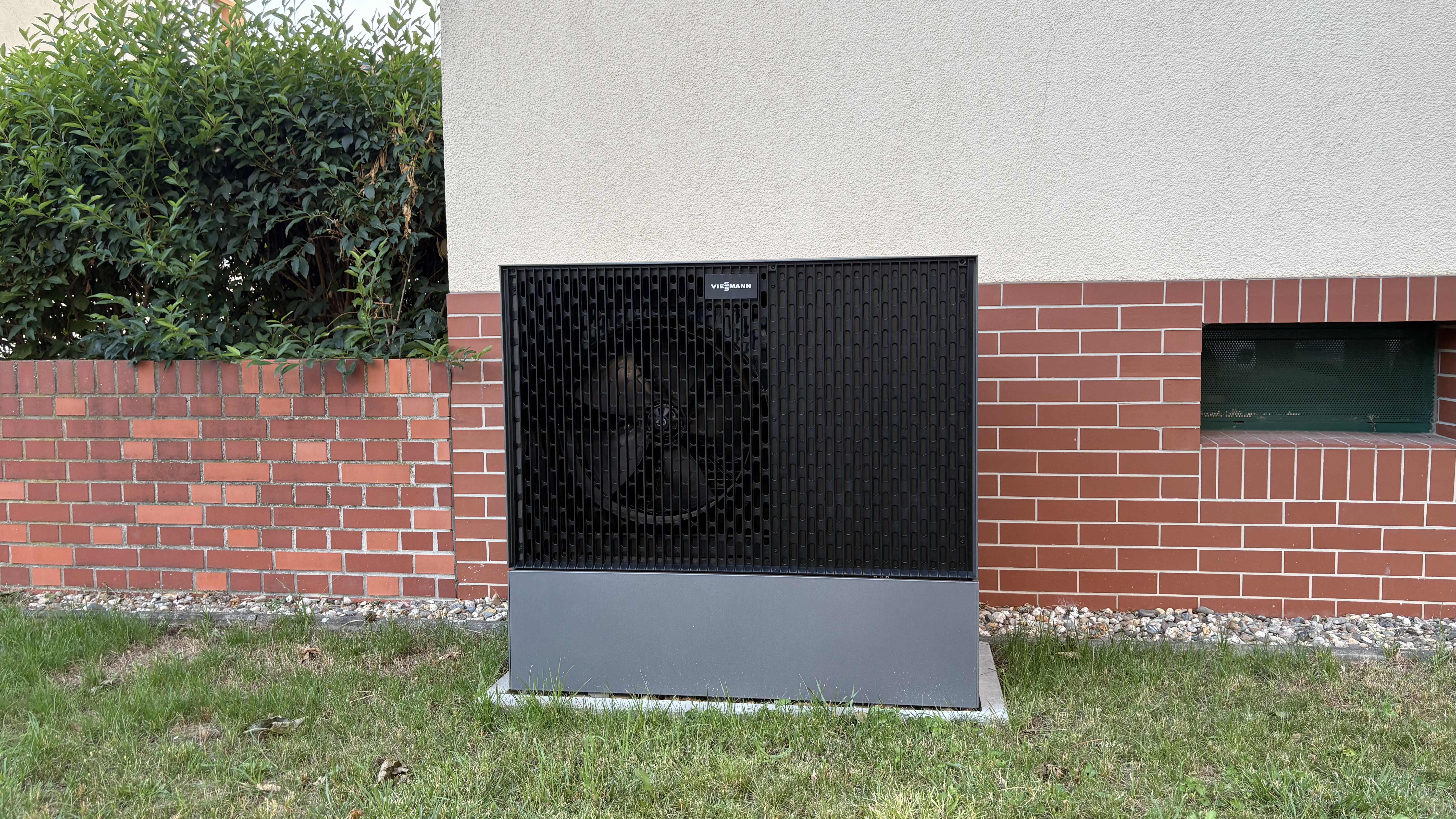 Abb. 1: Vorort-Montage einer monolithischen Luft-Wasser-Wärmepumpe in einem Wohngebiet in Quickborn.