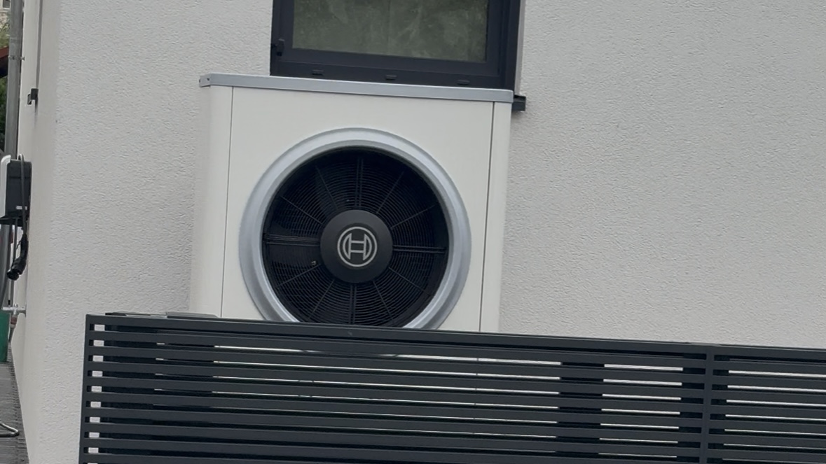 Abb. 1: Vorort-Montage einer monolithischen Luft-Wasser-Wärmepumpe in einem Wohngebiet in Velbert.