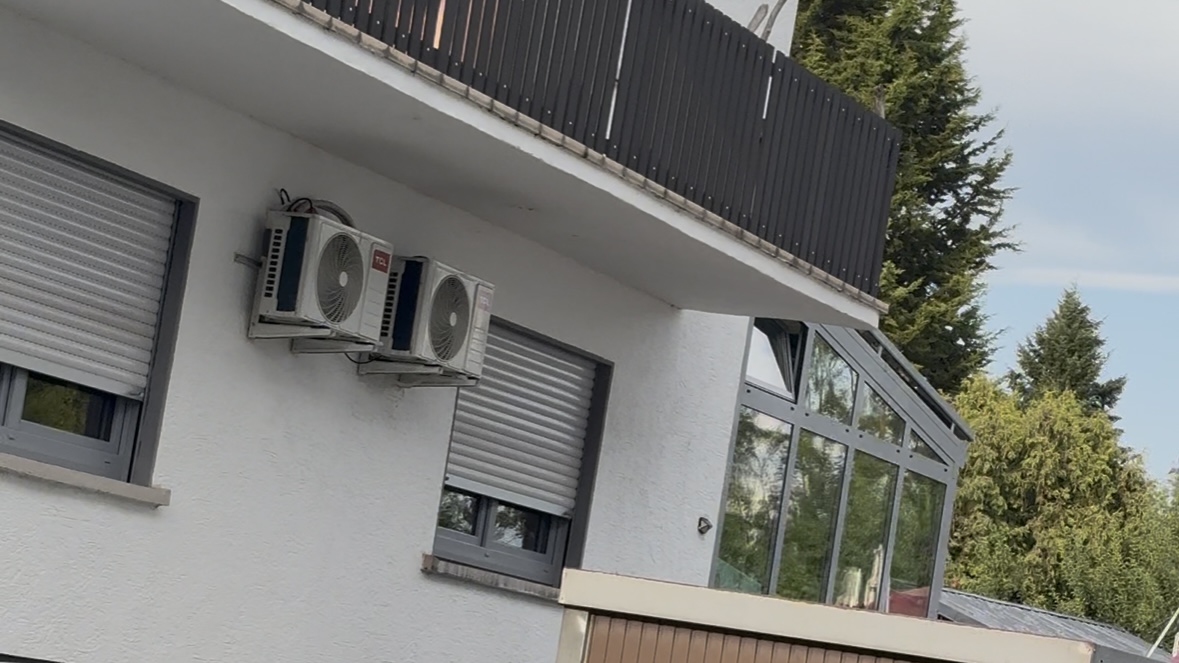 Abb. 1: Vorort-Montage einer monolithischen Luft-Wasser-Wärmepumpe in einem Wohngebiet in Gotha.