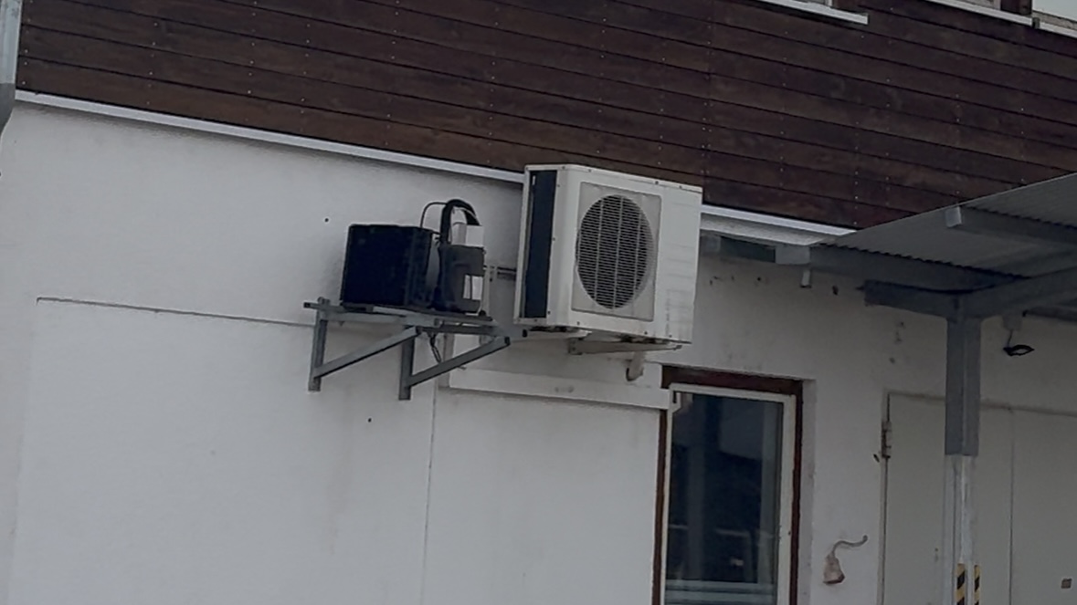 Abb. 1: Vorort-Montage einer monolithischen Luft-Wasser-Wärmepumpe in einem Wohngebiet in Leipzig.