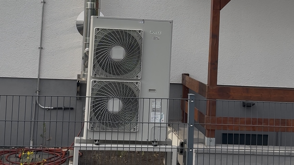 Abb. 1: Vorort-Montage einer monolithischen Luft-Wasser-Wärmepumpe in einem Wohngebiet in Coesfeld.