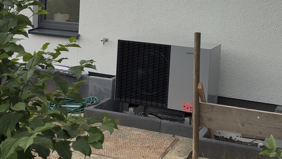 Abb. 1: Vorort-Montage einer monolithischen Luft-Wasser-Wärmepumpe in einem Wohngebiet in Werdau.