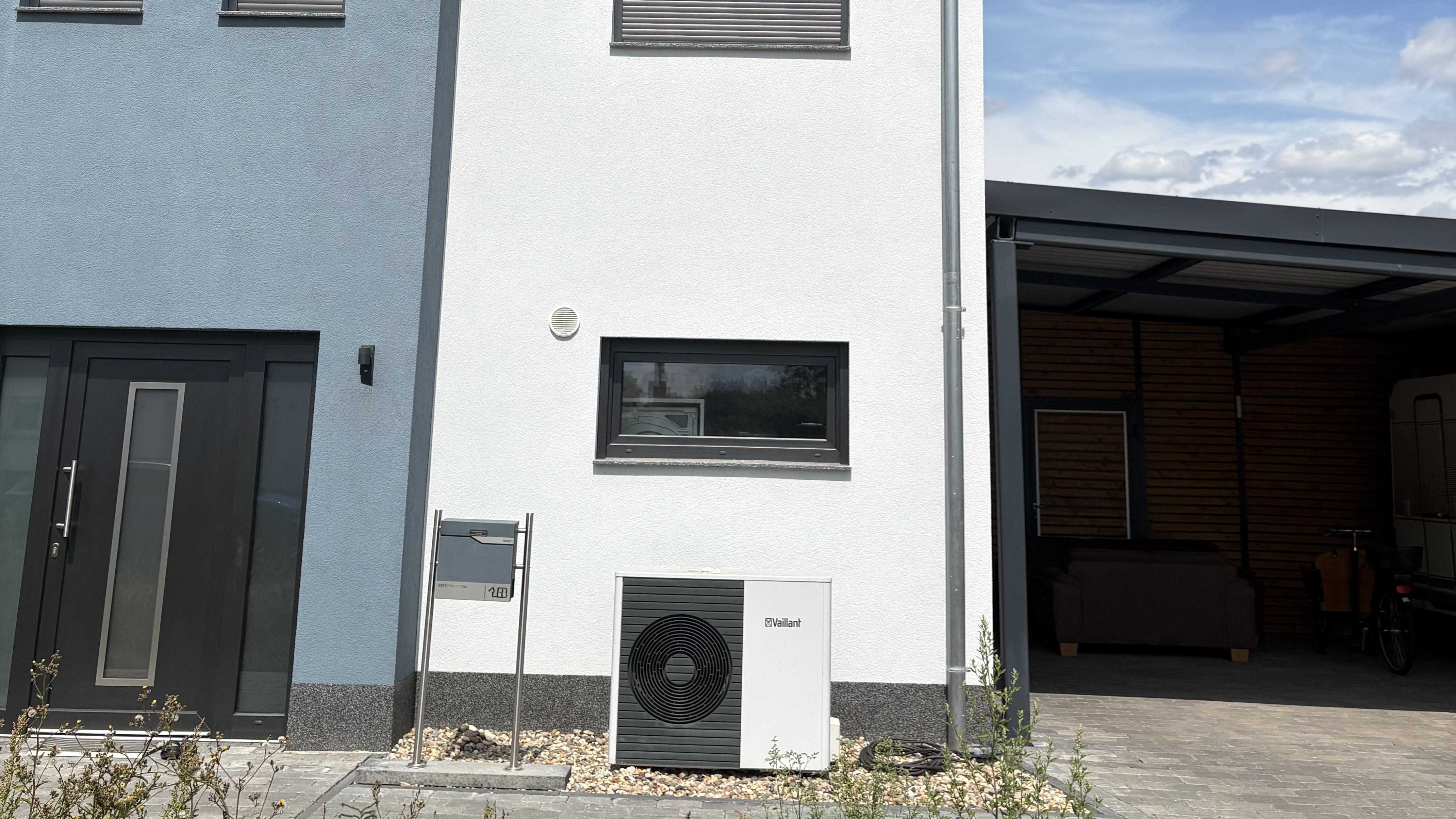 Abb. 1: Vorort-Montage einer monolithischen Luft-Wasser-Wärmepumpe in einem Wohngebiet in Celle.