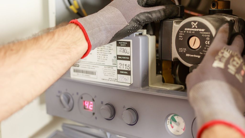 Techniker arbeitet an einer Gasheizung