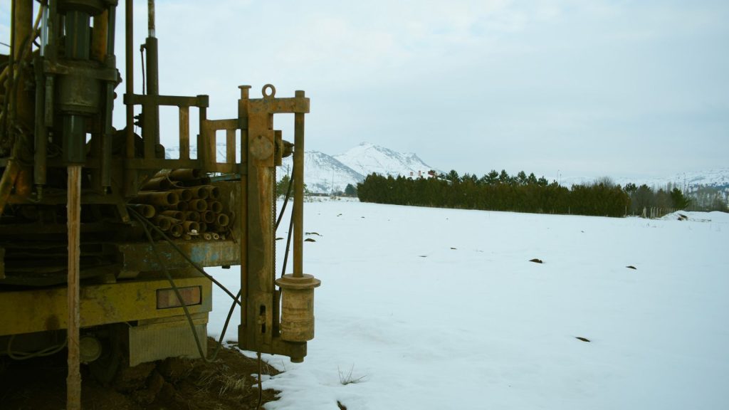 Bohrgerät vor einer verschneiten Landschaft