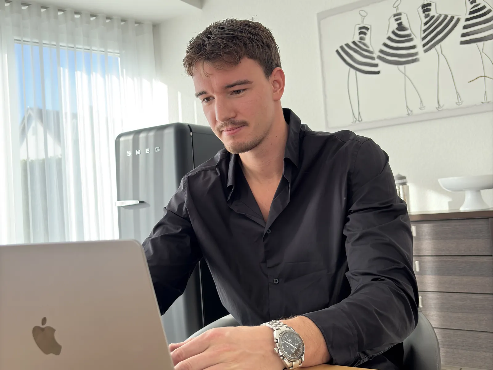 Marvin Gollos bei der Arbeit am Laptop